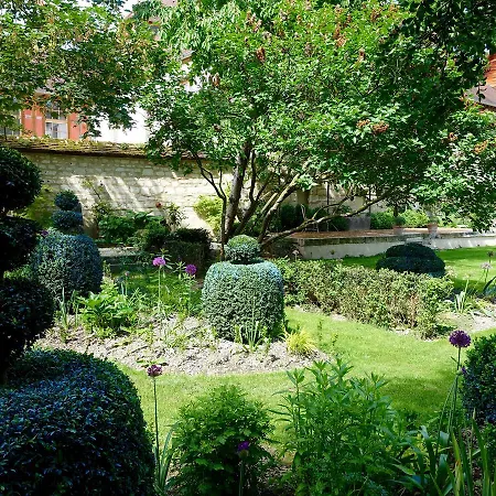 Le Jardin De La Cathedrale Bed and Breakfast 2*